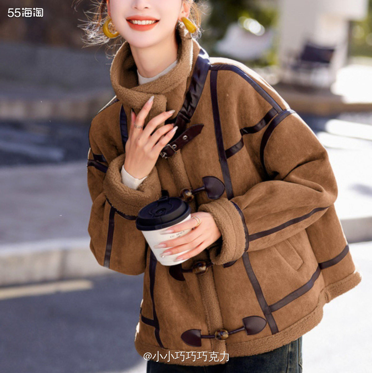 之前带妈妈去万达逛街，当时她看中了一件美拉德风的皮毛一体的外