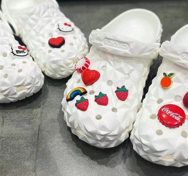 Crocs卡骆驰今年推出的新品还不少，上一篇帖子说到了暴风波