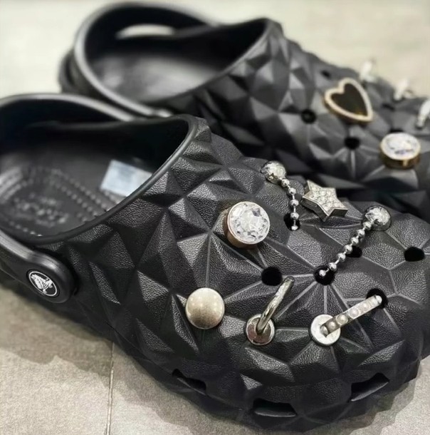 Crocs卡骆驰今年推出的新品还不少，上一篇帖子说到了暴风波