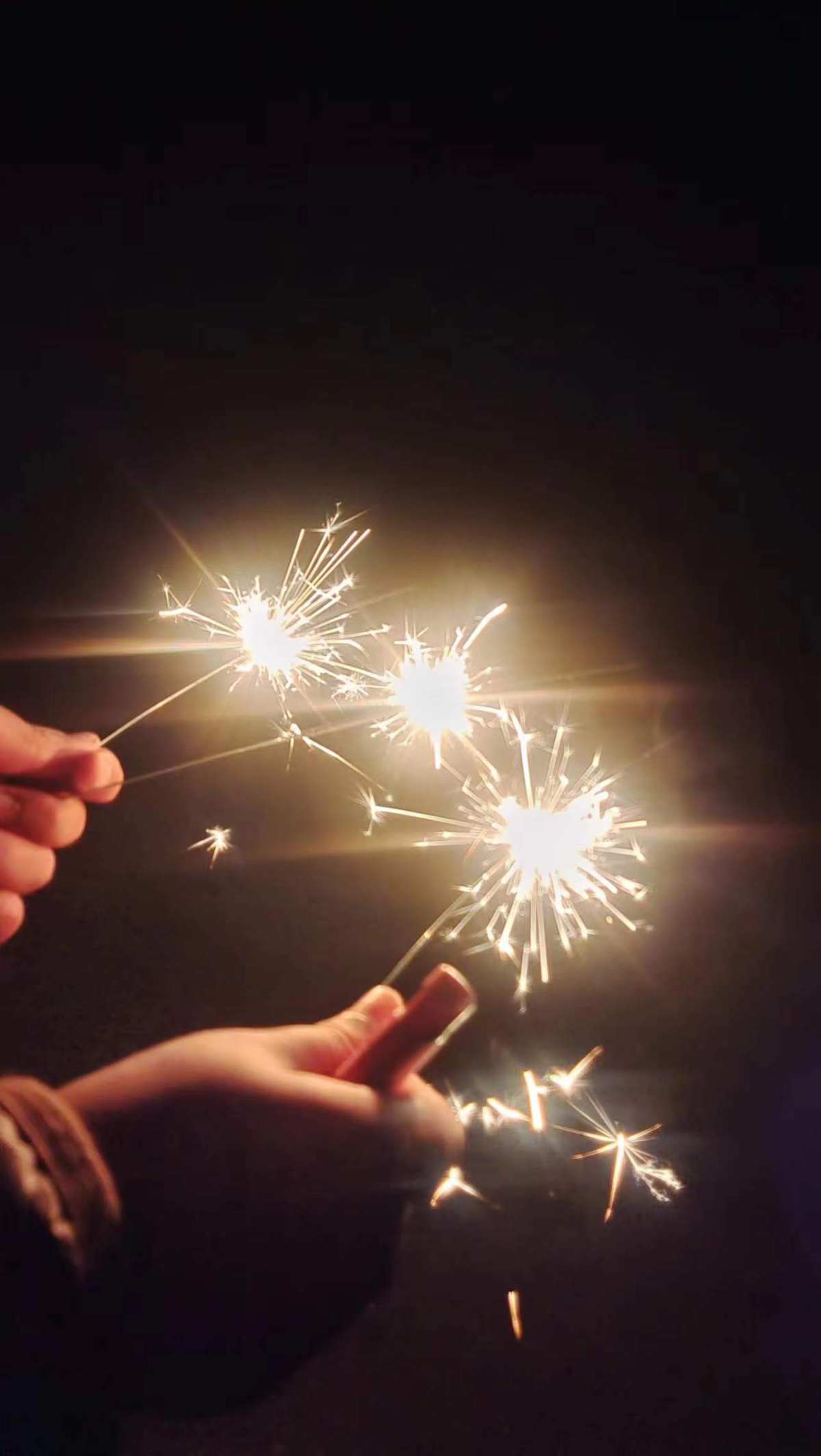 夏天晚上好像没有这么黑，所以仙女棒不漂亮，夏天也没有叫过年的