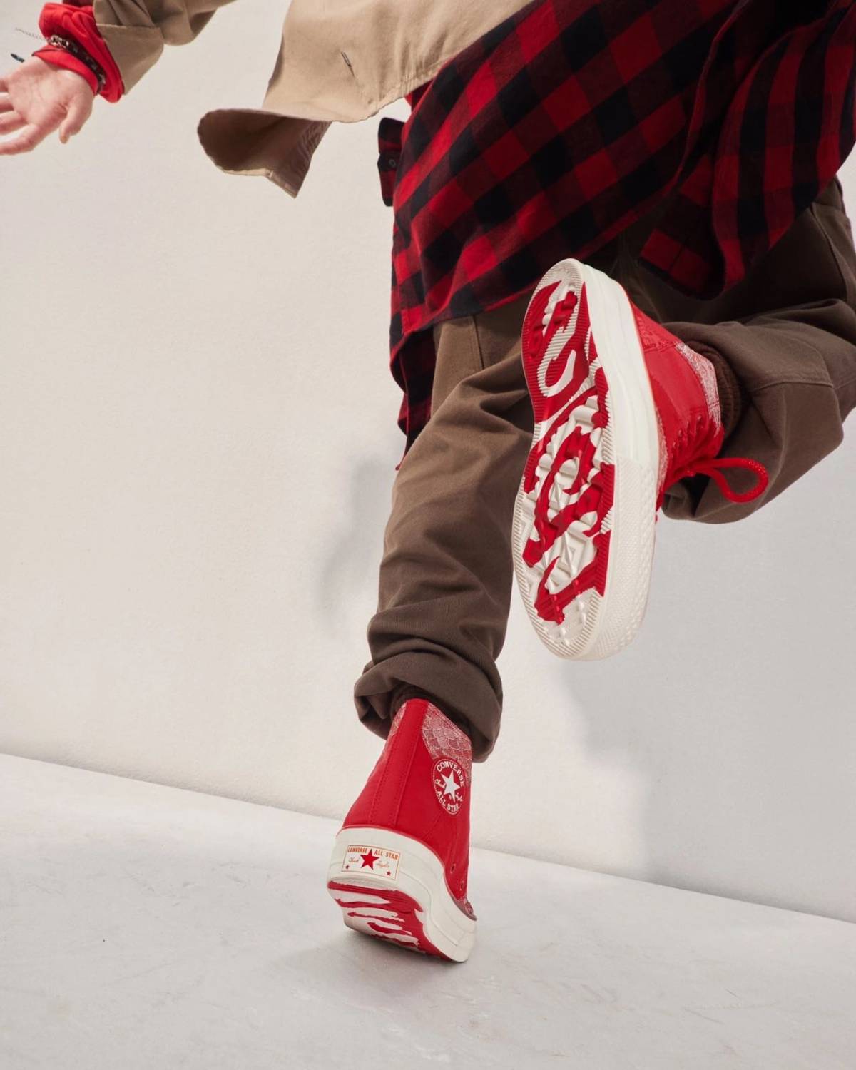 匡威今年的龙年限定颜色也很不错，经典款百搭而且龙年细节感很棒