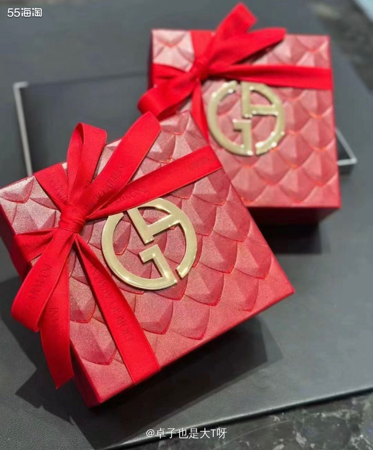 今年阿玛尼的新年款设计就是以中国龙鳞为概念设计而成的，整体红