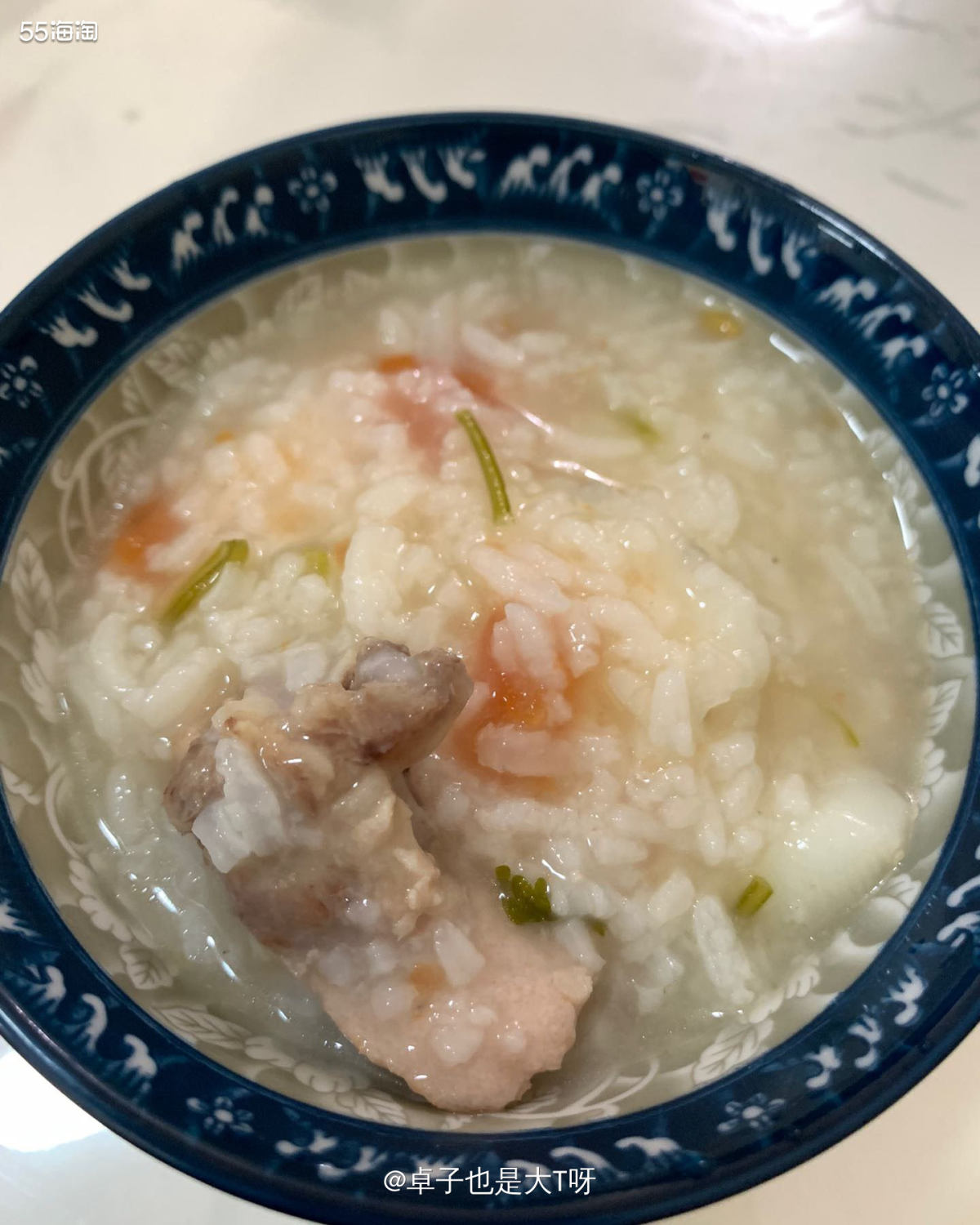 今天煮的不是白粥哦，是加了排骨、番茄、山yao的粥。 吃起来