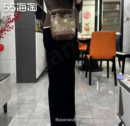 COACH蔻驰冬季大放异彩，推出了全新的水桶包！新款雪花图案