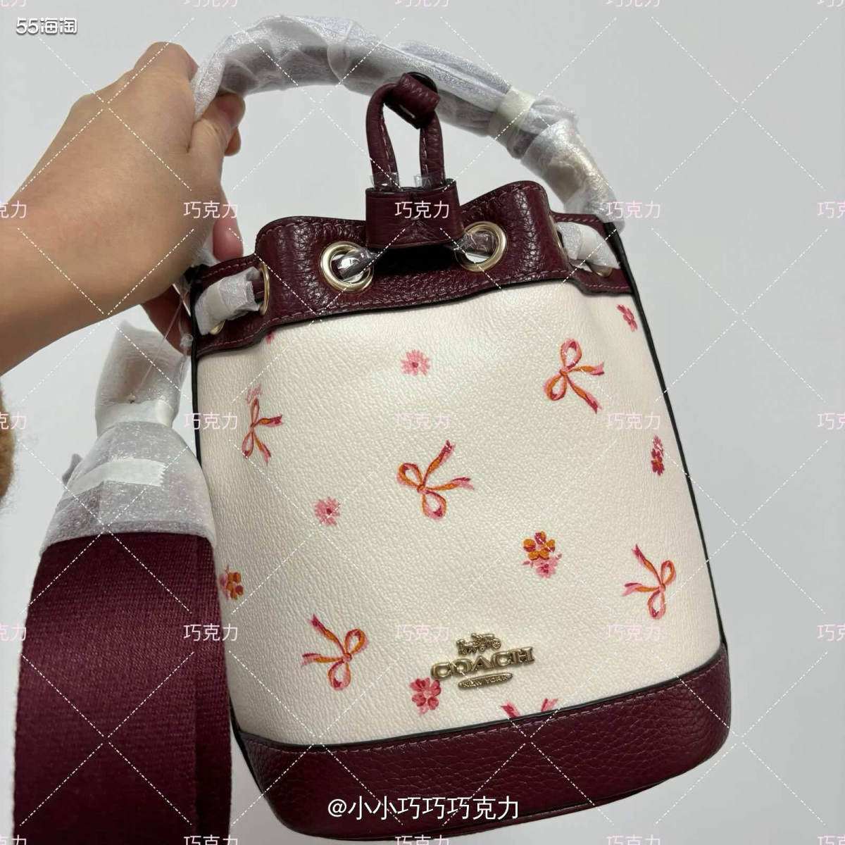 这是我攻克coach奥莱买的第一个包包，是帮朋友买的，黑五的
