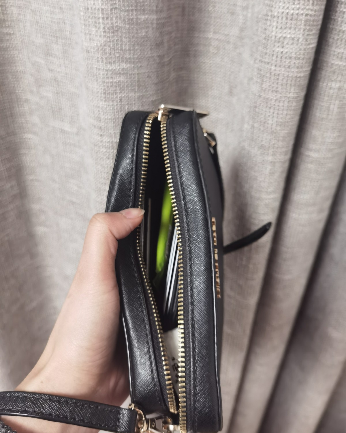 ✅包包：MK十字纹相机包  ✅价格：499元  ✅测评：这款