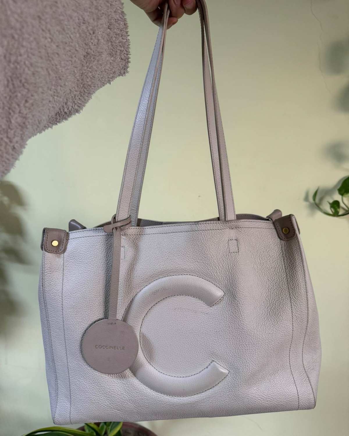 这个包买来也差不多快一年了，不管是尺寸、容量，还是做工都很满