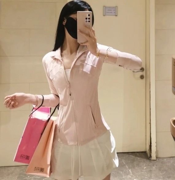 Lululemon露露乐蒙，一家源自加拿大的运动服装品牌，以