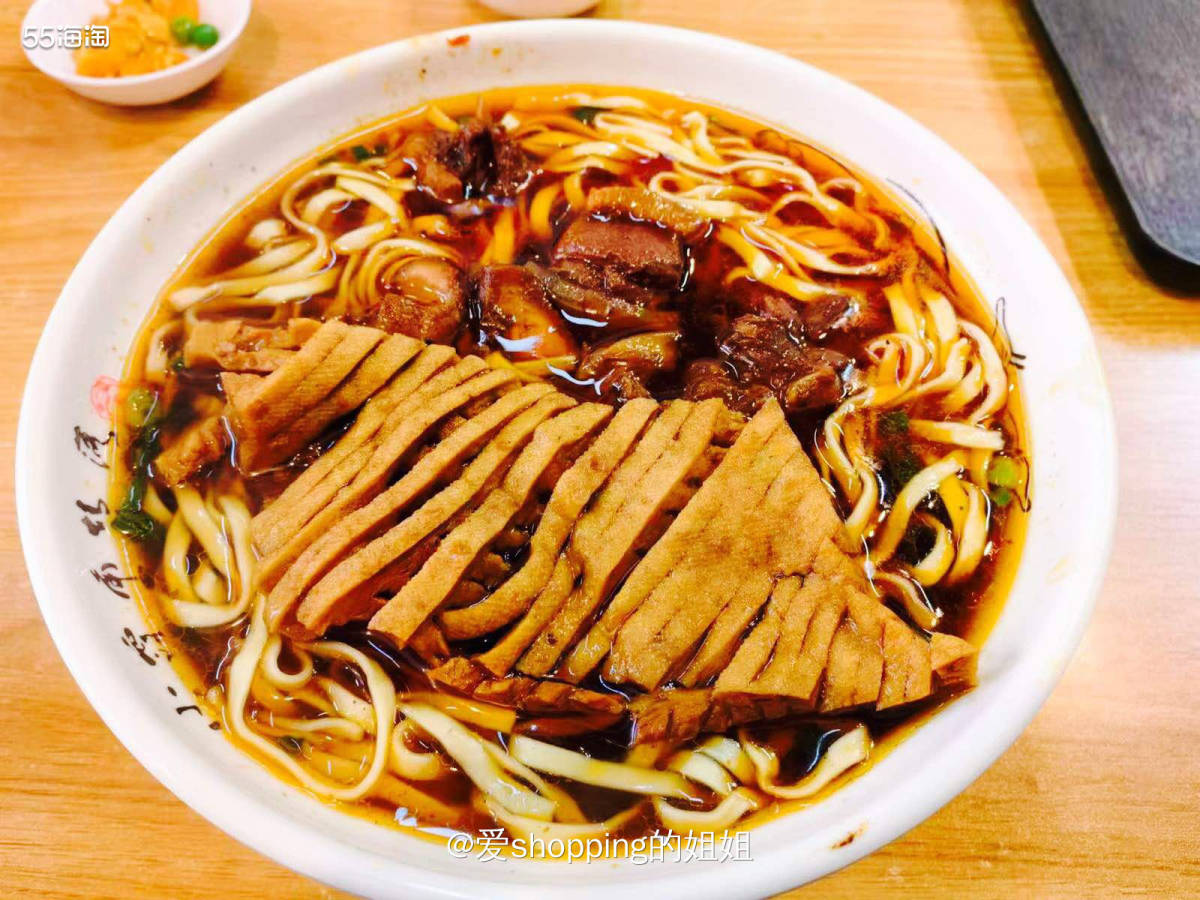 中午在公司附近吃的酥鸭面，配一个卤蛋和豆干，绝了！这个面起源