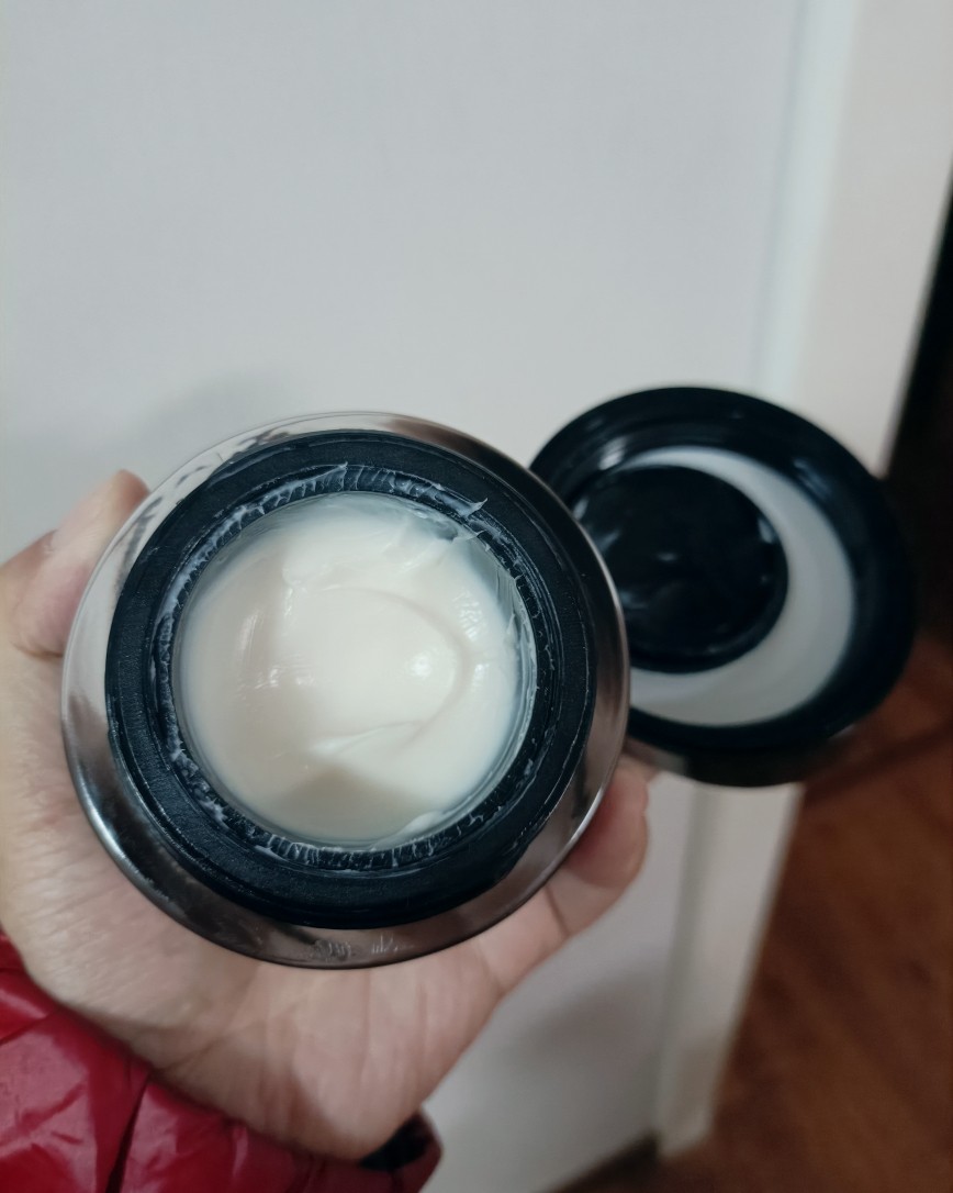 这段时间回老家了，把之前nd买的阿玛尼黑曜石面霜，用了20天