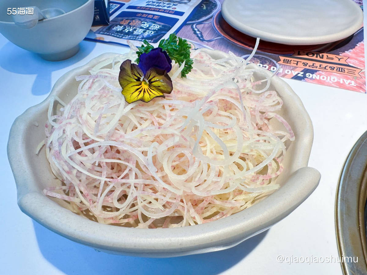 这家糟粕醋也是在陵水清水湾美食街，叫做太琼，感觉跟嗲嗲的椰子