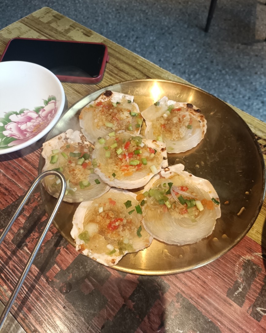 感觉家人每天做饭挺辛苦的，我今天就买了个烤羊排的套餐跟家人一