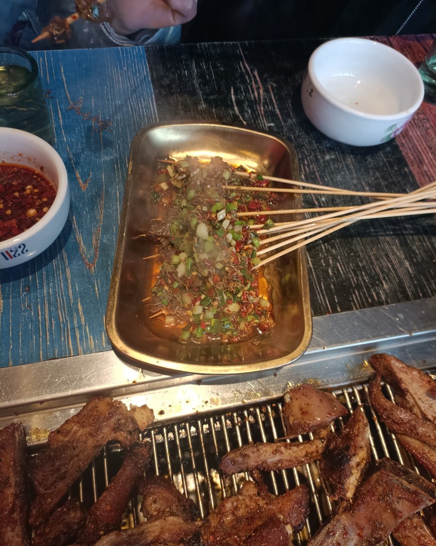 感觉家人每天做饭挺辛苦的，我今天就买了个烤羊排的套餐跟家人一