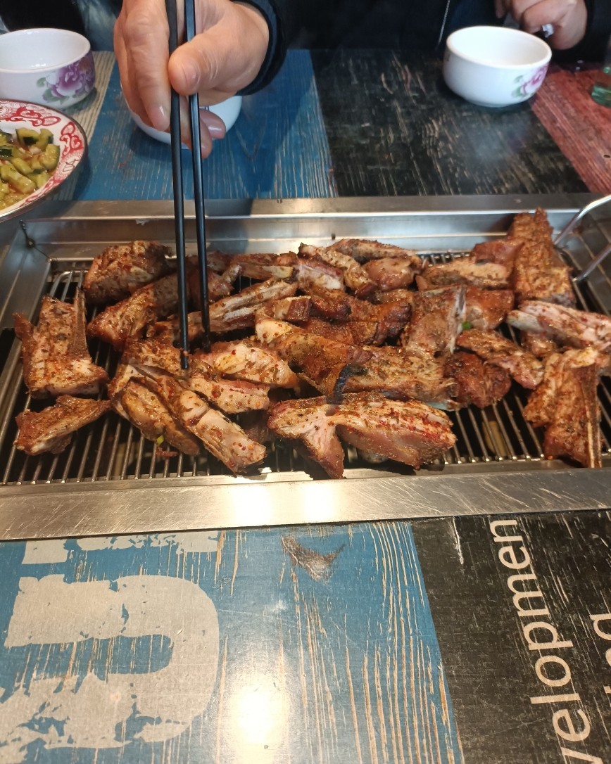 感觉家人每天做饭挺辛苦的，我今天就买了个烤羊排的套餐跟家人一