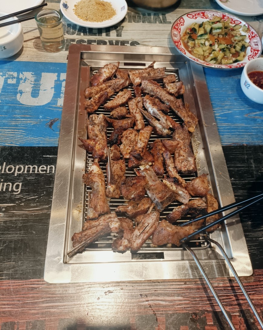 感觉家人每天做饭挺辛苦的，我今天就买了个烤羊排的套餐跟家人一
