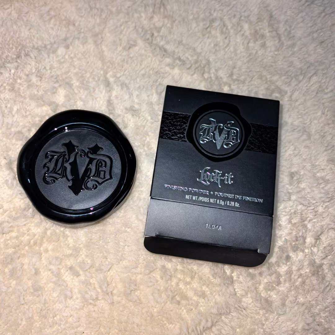 这款粉饼我觉得可以，算是我的年度爱用好物了 首先说它的包装它