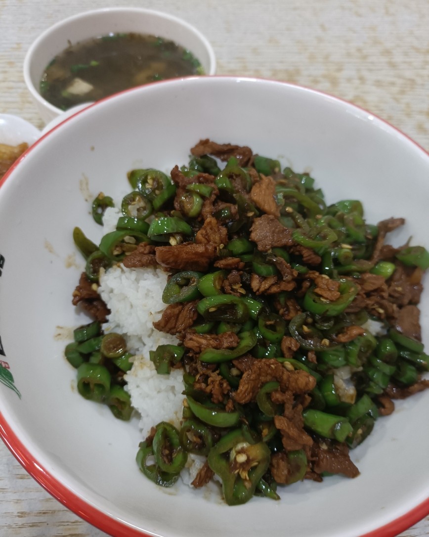 不得不说，虽然在广东吃过好多次辣椒炒肉，但是在老家湘潭点着吃