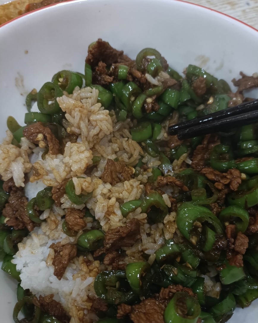不得不说，虽然在广东吃过好多次辣椒炒肉，但是在老家湘潭点着吃