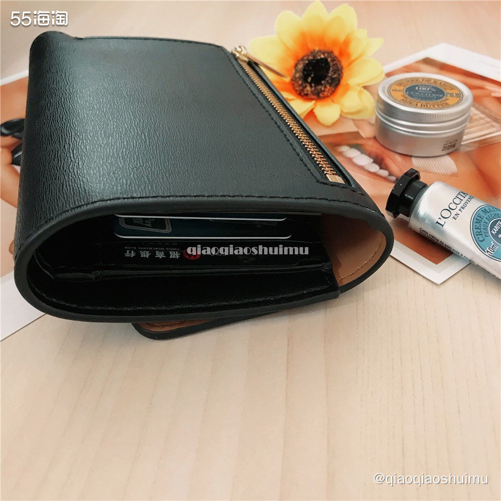 作为一个从来都最爱“花里胡哨”的银，竟然选了黑色金标款钱包。