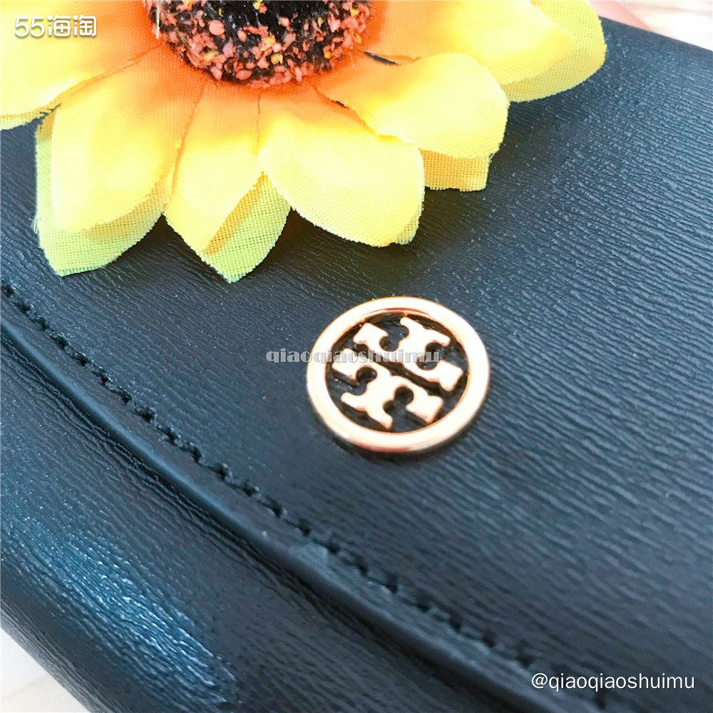 作为一个从来都最爱“花里胡哨”的银，竟然选了黑色金标款钱包。