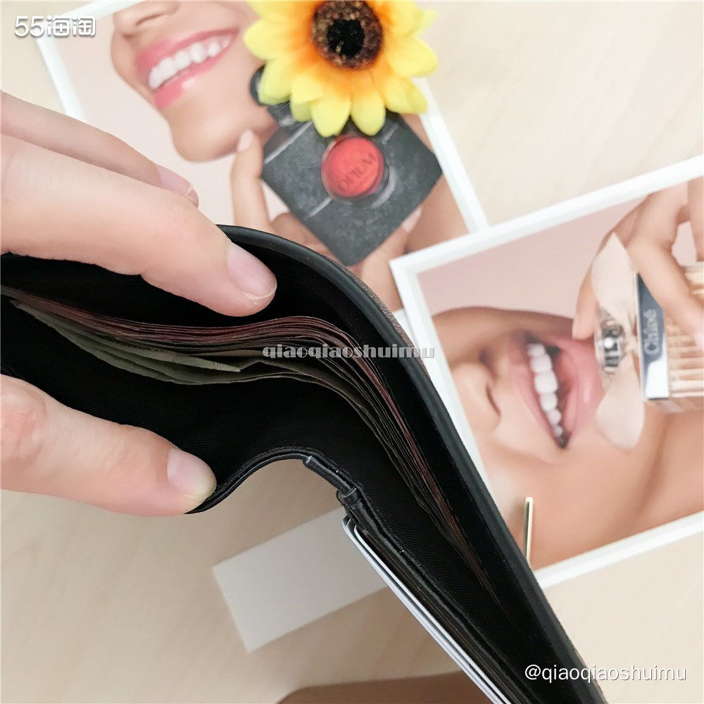 作为一个从来都最爱“花里胡哨”的银，竟然选了黑色金标款钱包。