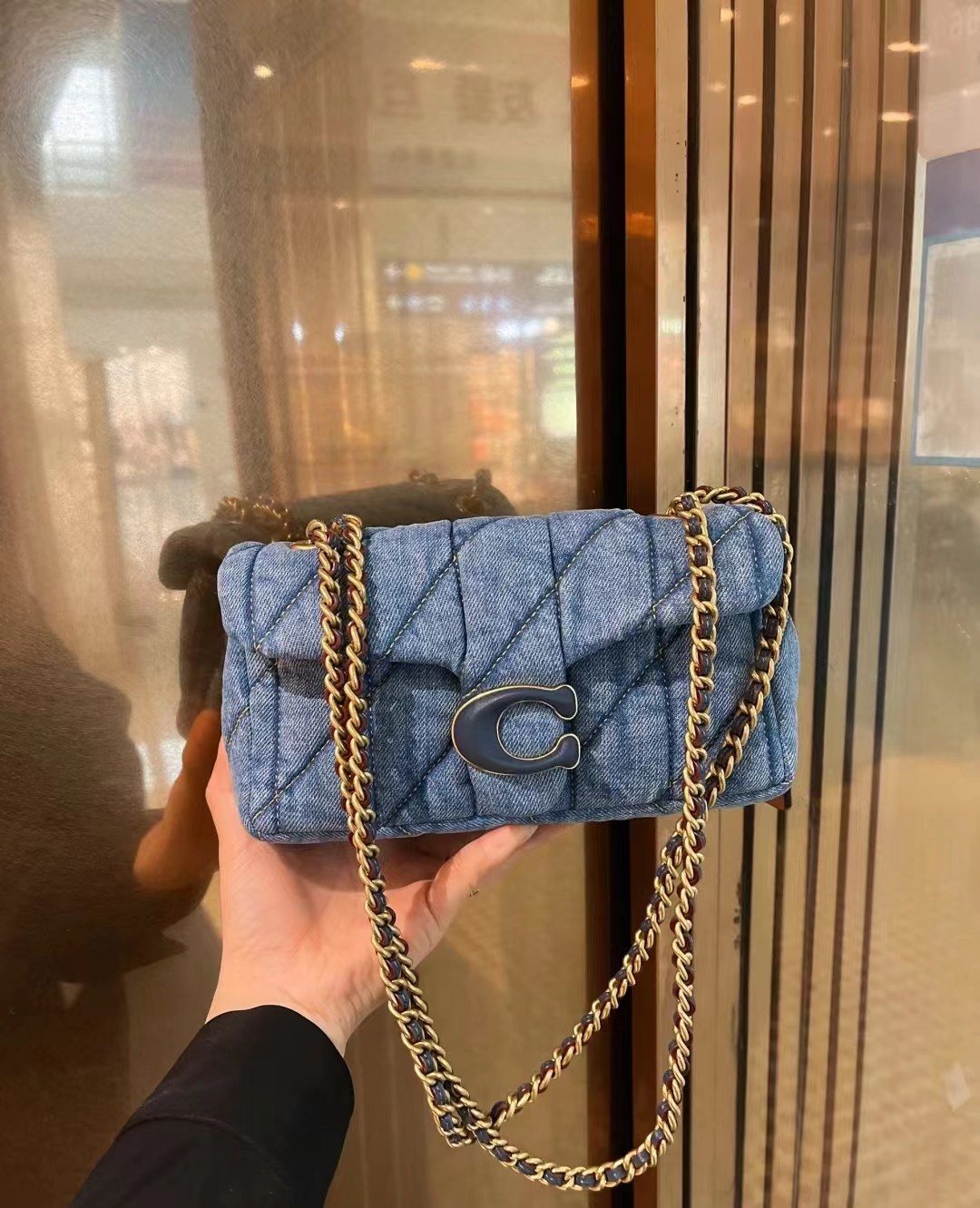 姐妹们有看到Coach家新品吗？香布蕾真的好乖啊！很复古怀旧