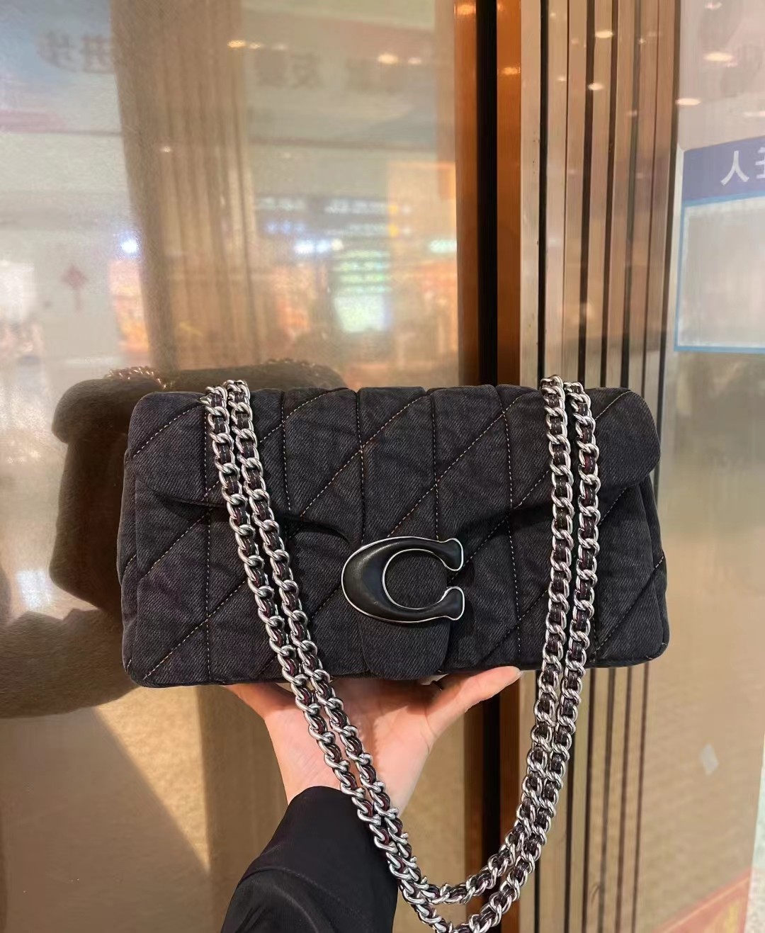 姐妹们有看到Coach家新品吗？香布蕾真的好乖啊！很复古怀旧