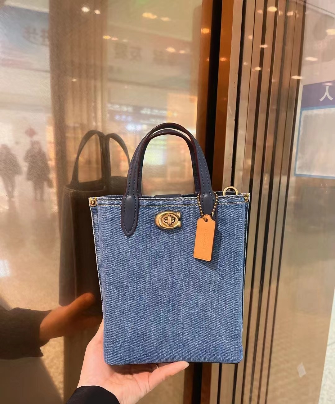 姐妹们有看到Coach家新品吗？香布蕾真的好乖啊！很复古怀旧