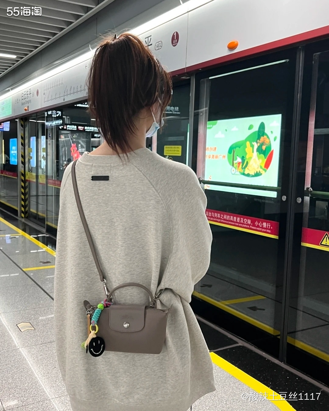 饺子包之前在美国百货里面有出售，我买了一个红色的，感觉还挺搭