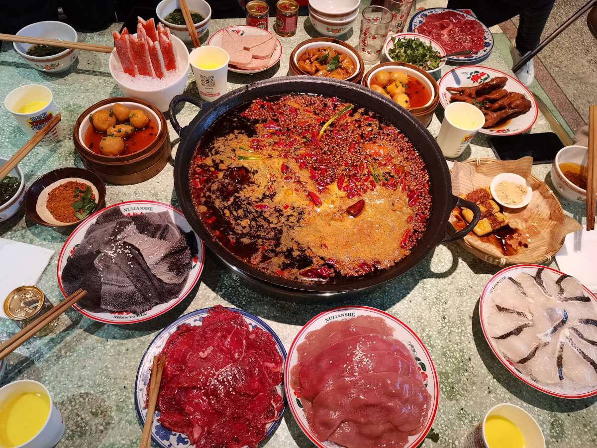 作为一名重庆人，团年饭那必须是火锅啊！虽然每天下班路上总会闻