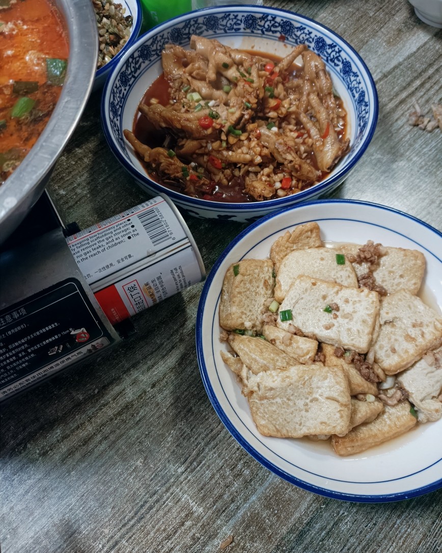 今晚约了高中同学一起吃饭，每次回来是一定要吃顿饭的！  去了