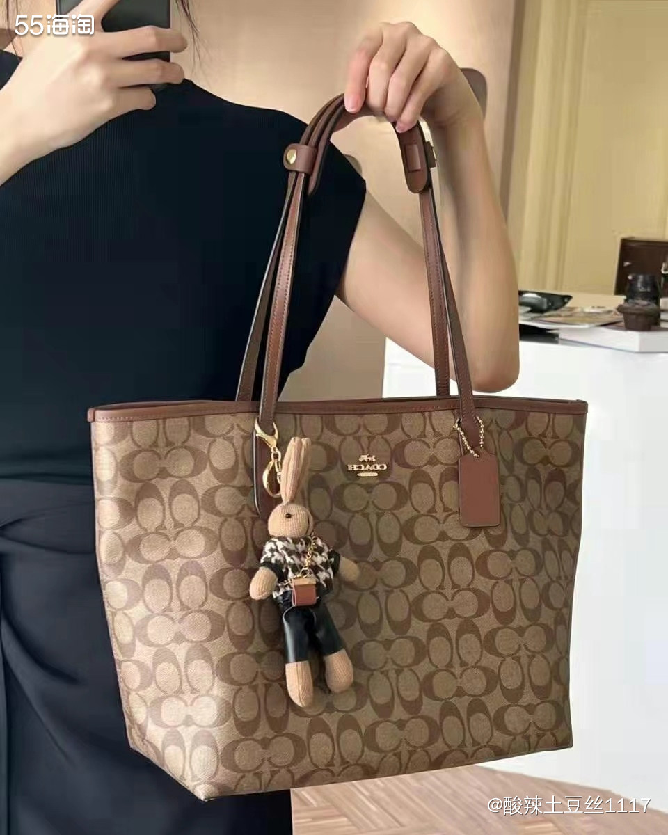 这是我第一次了解COACH家的包，就是这个老花托特之前是叫奶
