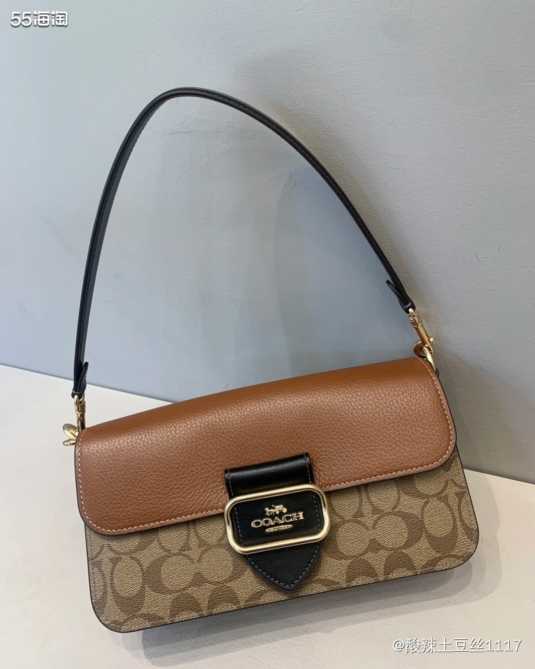 在我的印象中，这个包应该是前年年底的应该是2022年底发售了