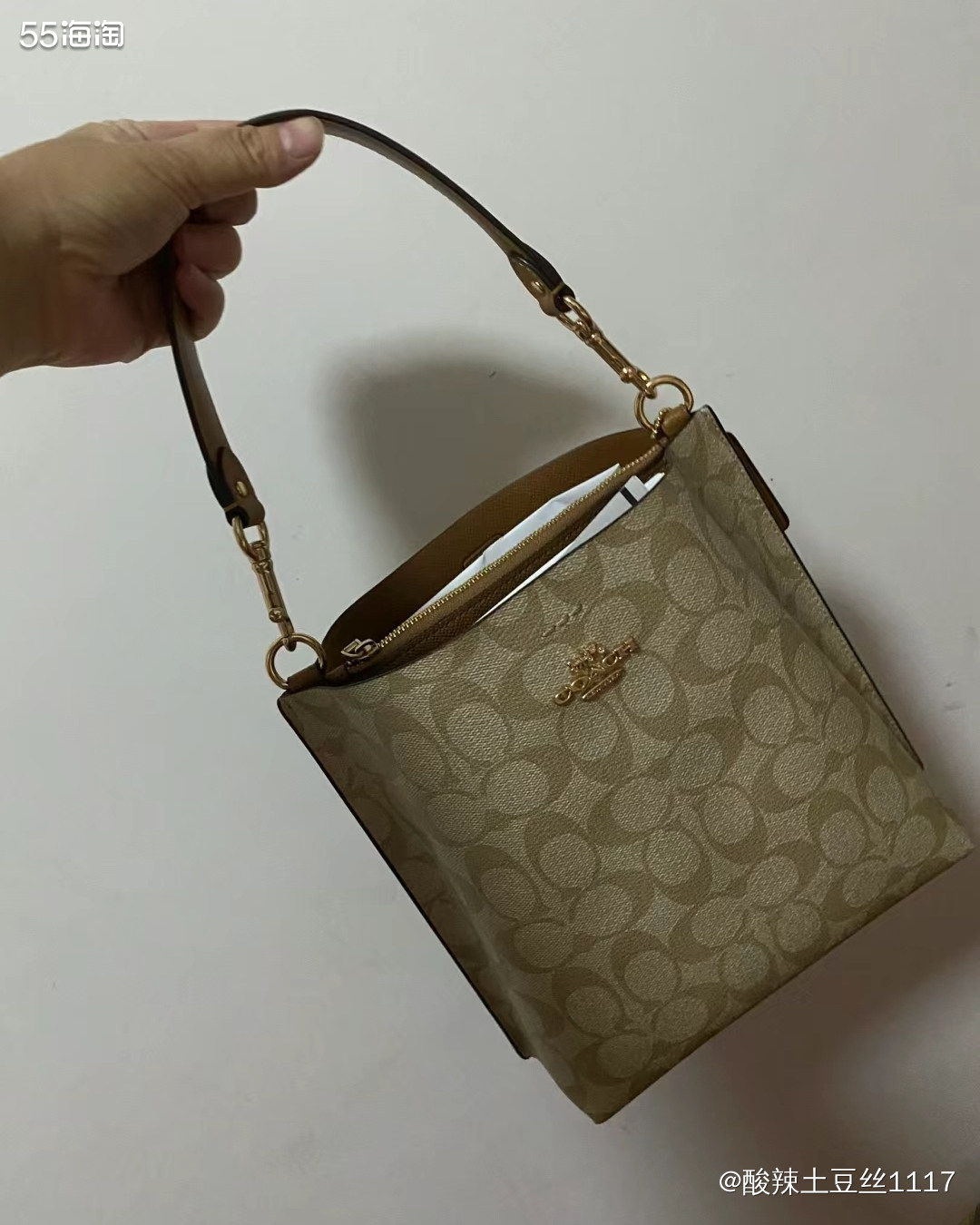 这是他家的经典水桶包，又称小茉莉，不知道为什么称它小茉莉，不