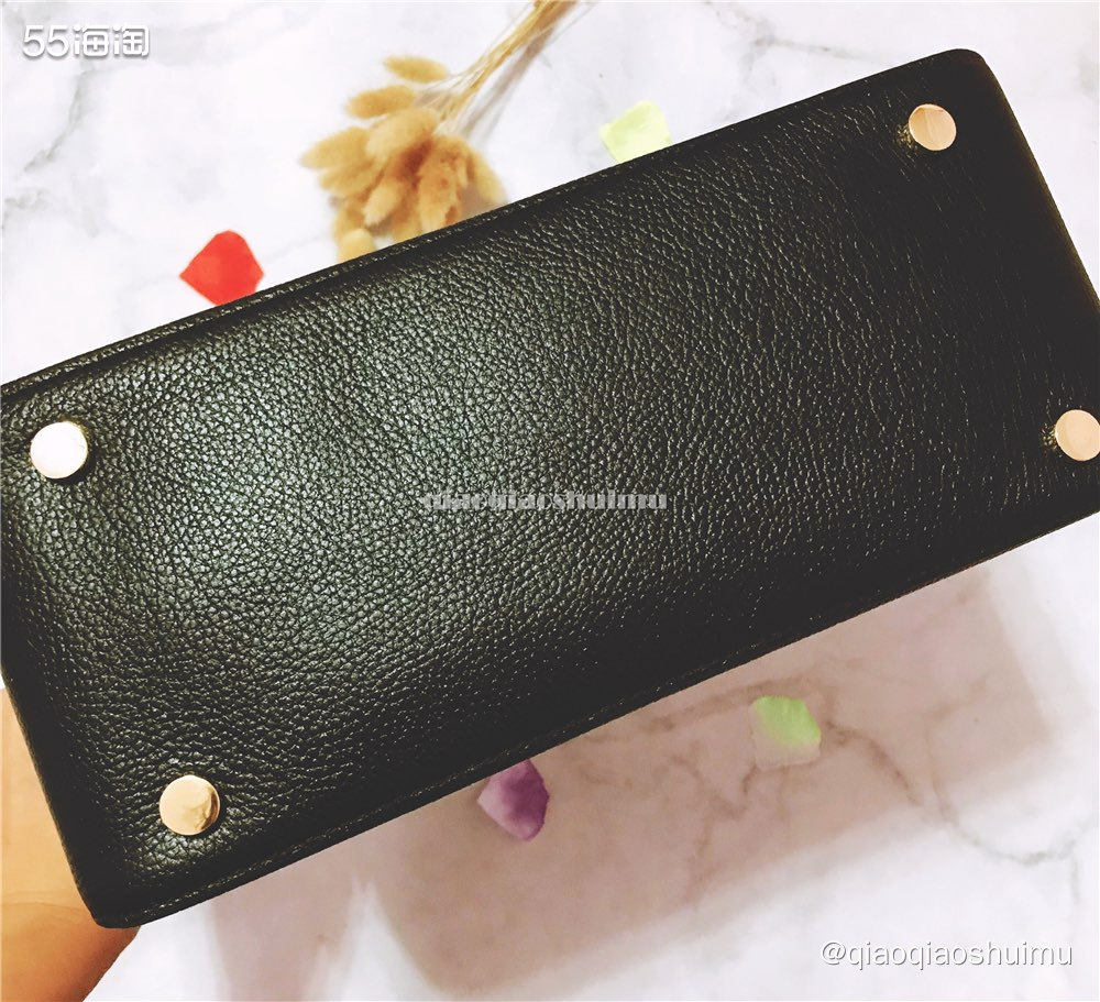 这款MK是黑金组合的锁头包，但不是那种方盒子锁头哈~有点贝壳