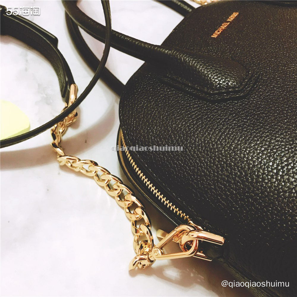 这款MK是黑金组合的锁头包，但不是那种方盒子锁头哈~有点贝壳