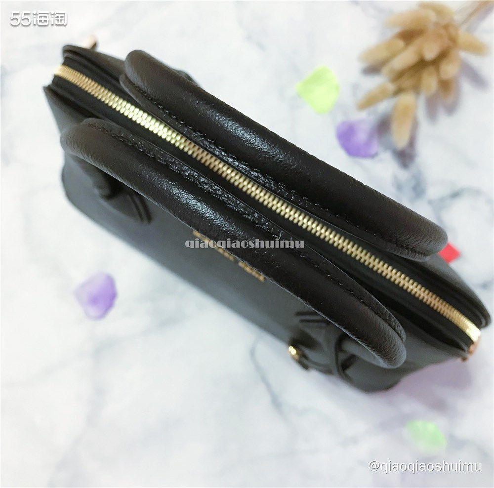 这款MK是黑金组合的锁头包，但不是那种方盒子锁头哈~有点贝壳