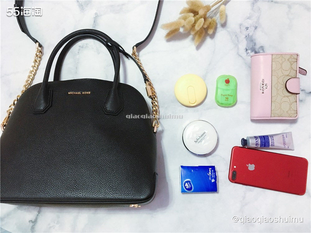 这款MK是黑金组合的锁头包，但不是那种方盒子锁头哈~有点贝壳