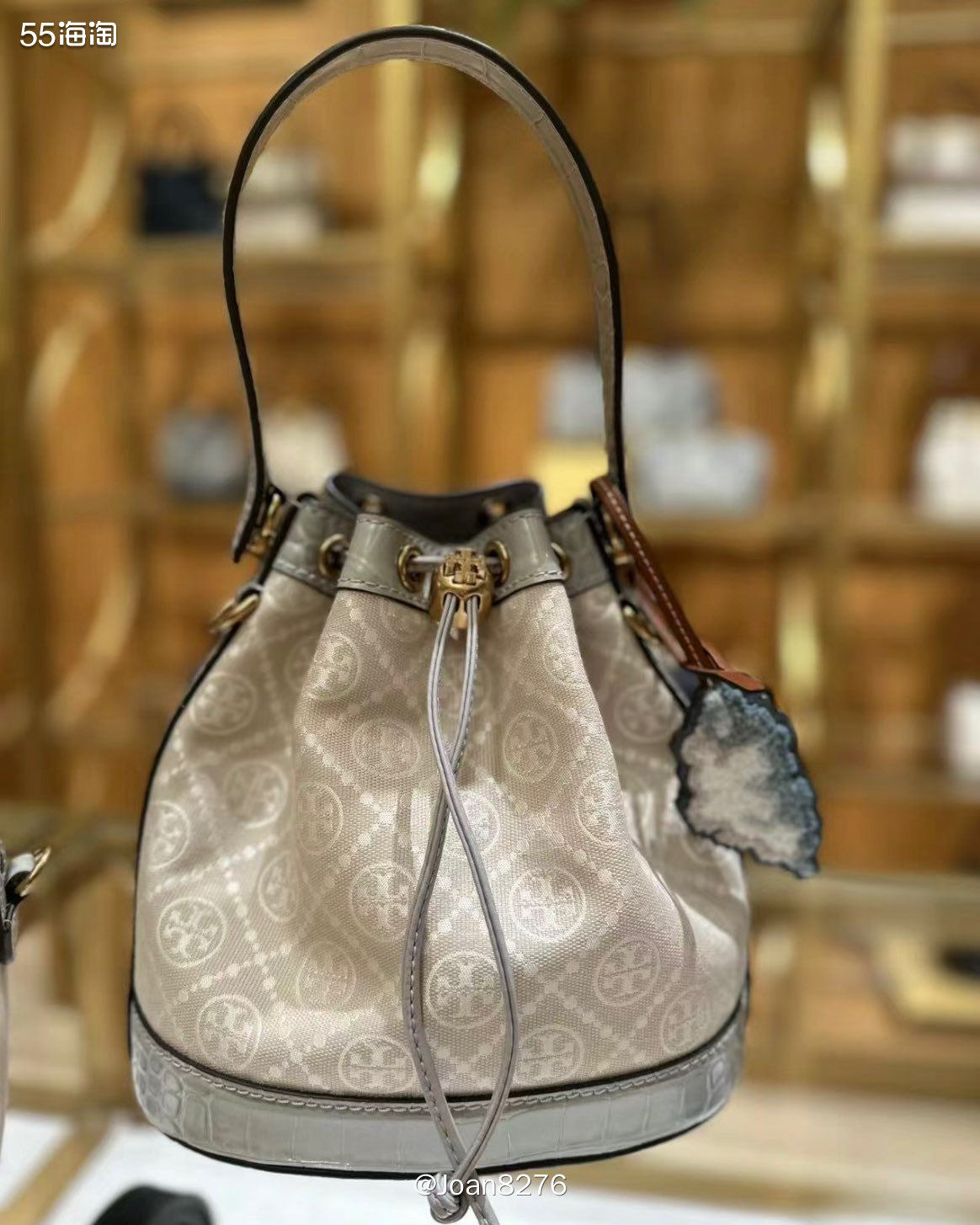 说到Tory Burch龙年限定包包，其实一开始是被挂饰吸引