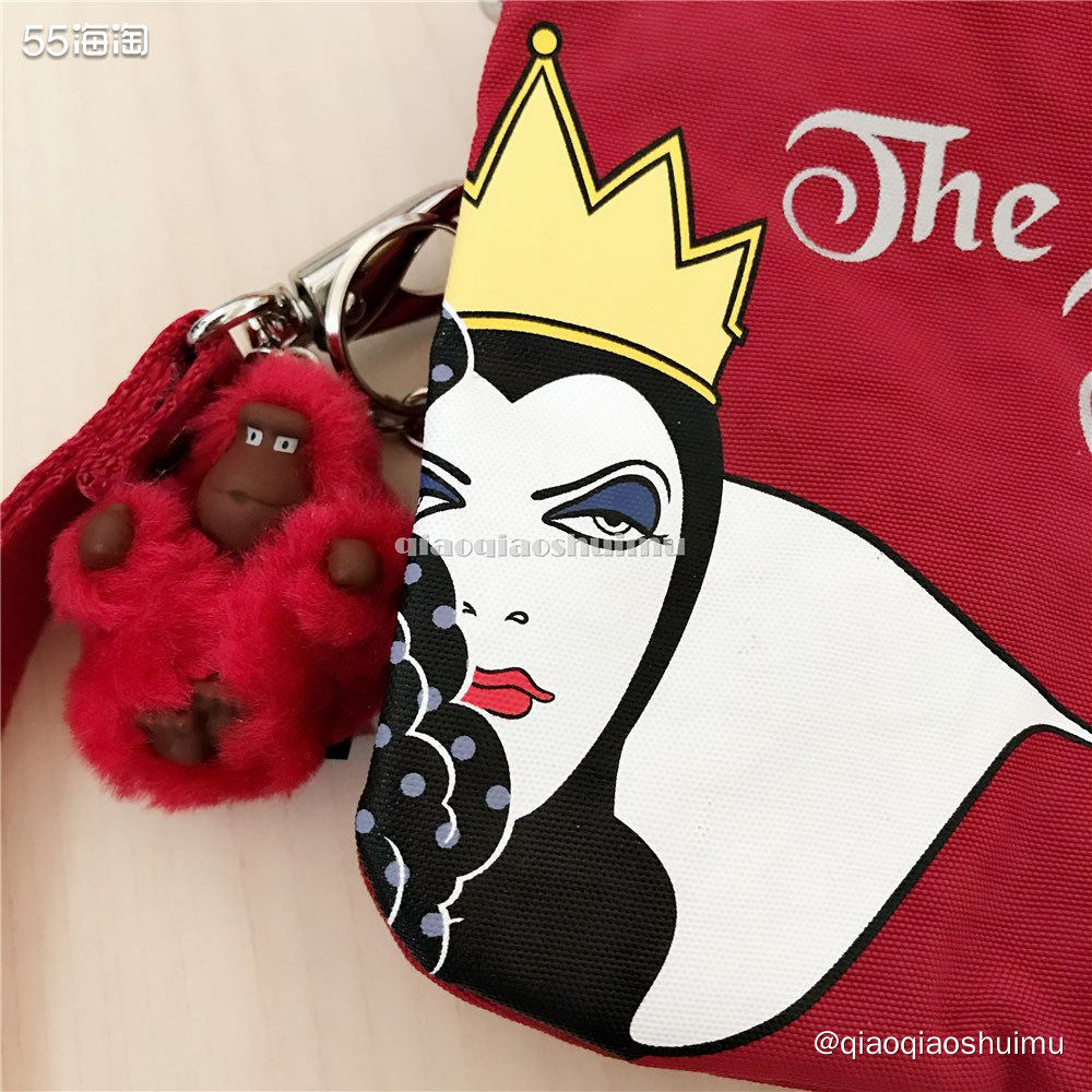 今天要介绍的这款腕包和其它Kipling不同，它是和迪士尼的