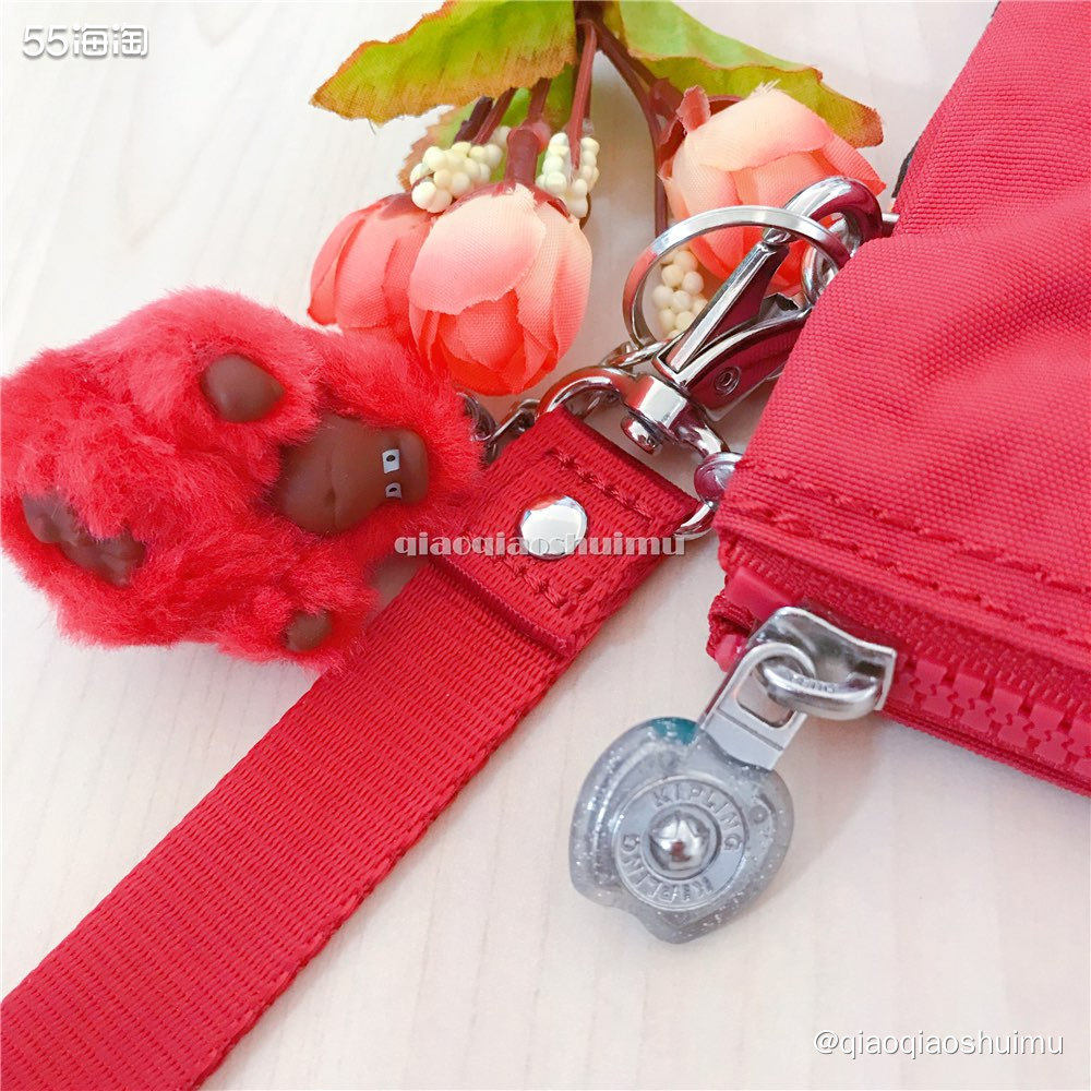 今天要介绍的这款腕包和其它Kipling不同，它是和迪士尼的