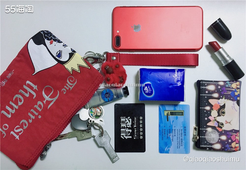 今天要介绍的这款腕包和其它Kipling不同，它是和迪士尼的