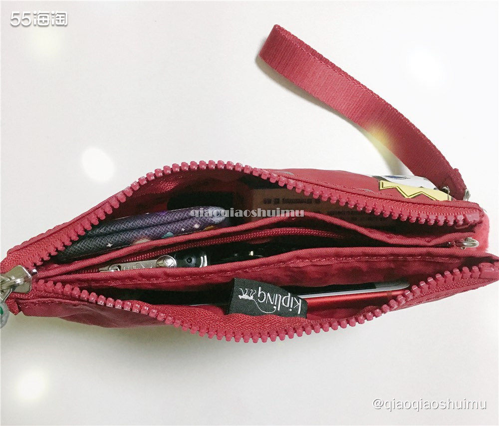 今天要介绍的这款腕包和其它Kipling不同，它是和迪士尼的