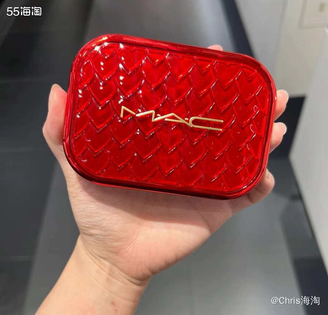新年MAC的限定套装里面，我还是最喜欢里面的眼影盘和口红，他