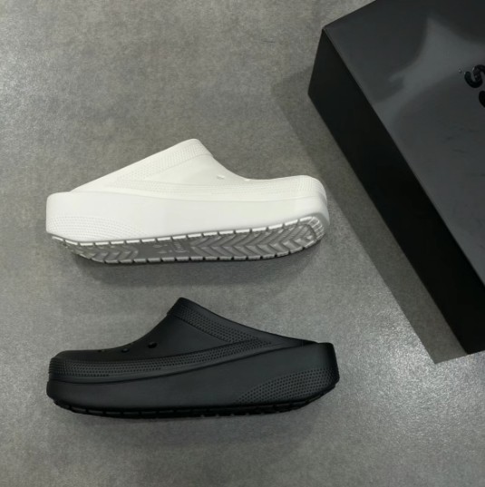 crocs卡骆驰出新品的速度也太快了吧，之前有榴莲鞋、暴风波
