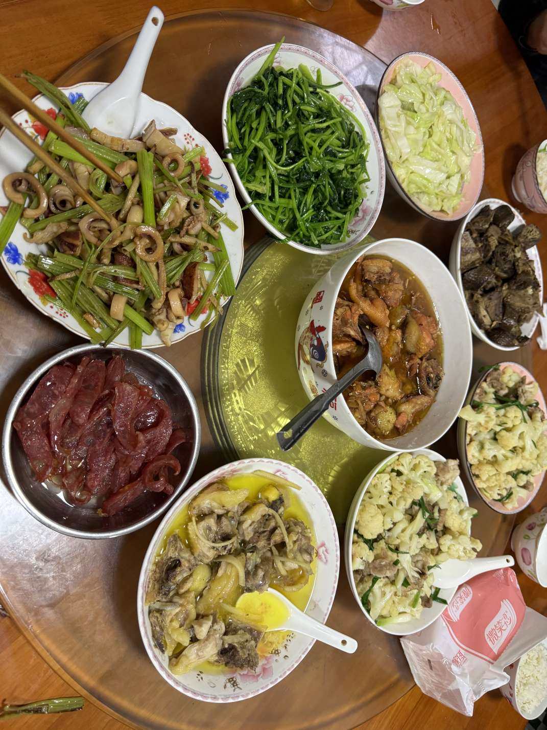 今年的年三十年夜饭，客家人的餐桌上总是少不了鸡酒。拜神公鸡跟