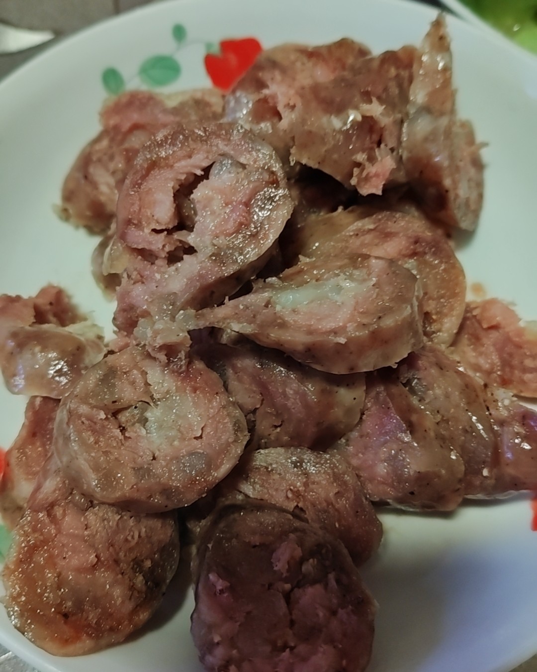 每次冬季过年，我最喜欢的就是腊肠了，慢慢都是肉肉的腊肠真的是