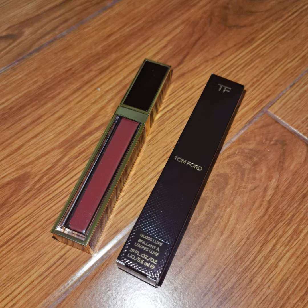 这个色号我真的必须夸！ 豆沙玫瑰色，上嘴是水润的感觉 它可盐