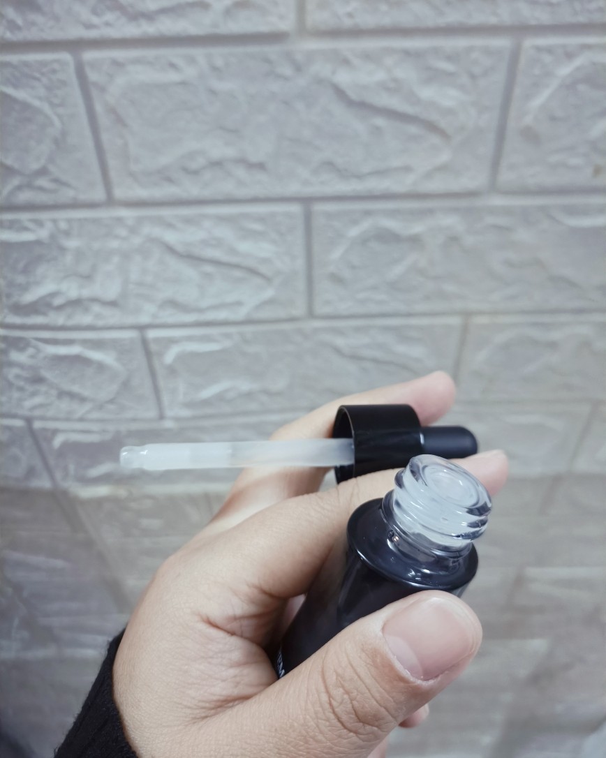 在nd买的阿玛尼黑曜石套装里面除了有黑曜石面霜正装也有眼精华