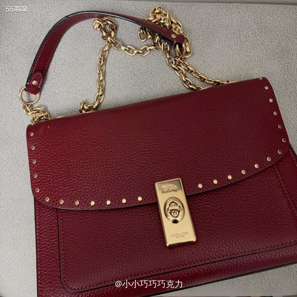 coach这个包包还是我结婚的时候买的，当时在奥特莱斯逛的时